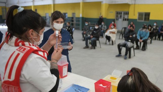 postales de la vacunacion itinerante en los barrios de la plata