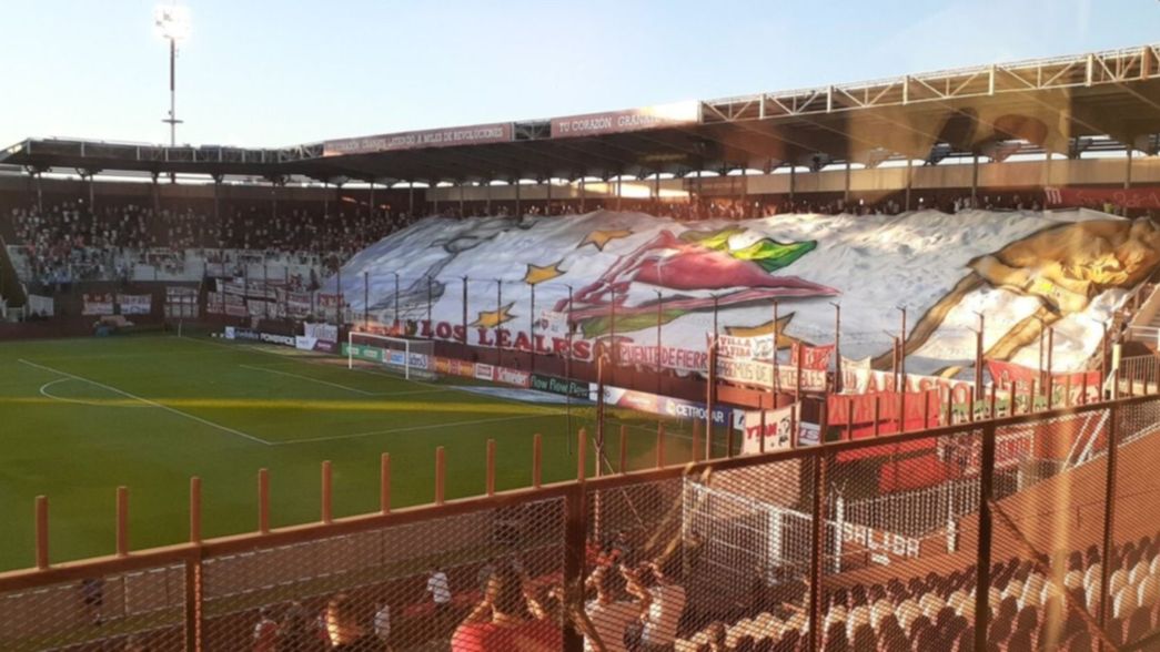 Los hinchas de Estudiantes tardaron en salir de Lanús por evitar una venganza de Laferrere