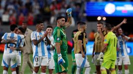 la seleccion argentina logro un agonico triunfo ante chile y sello el pase a cuartos de la copa america