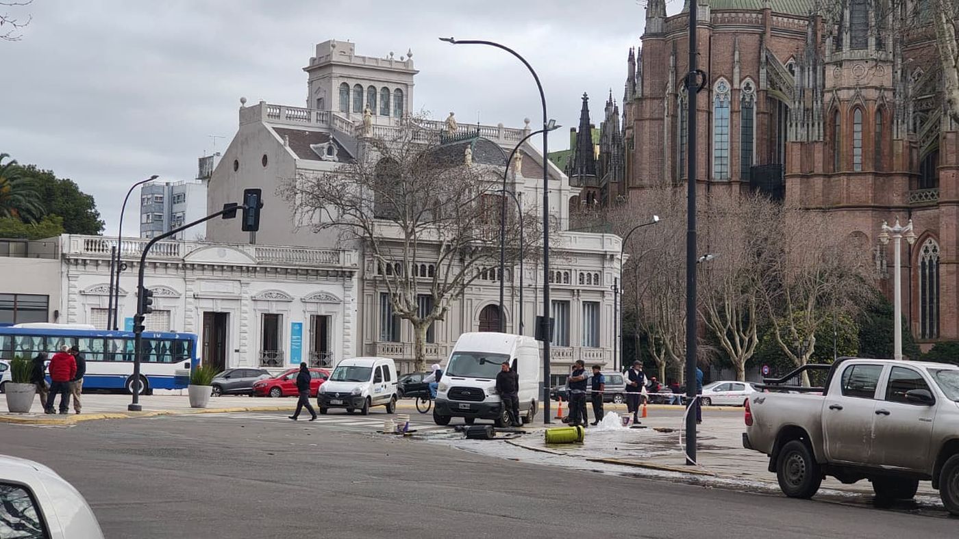 El lugar de Plaza Moreno, en La Plata, donde choc&oacute; el hombre que se descompens&oacute; manejando