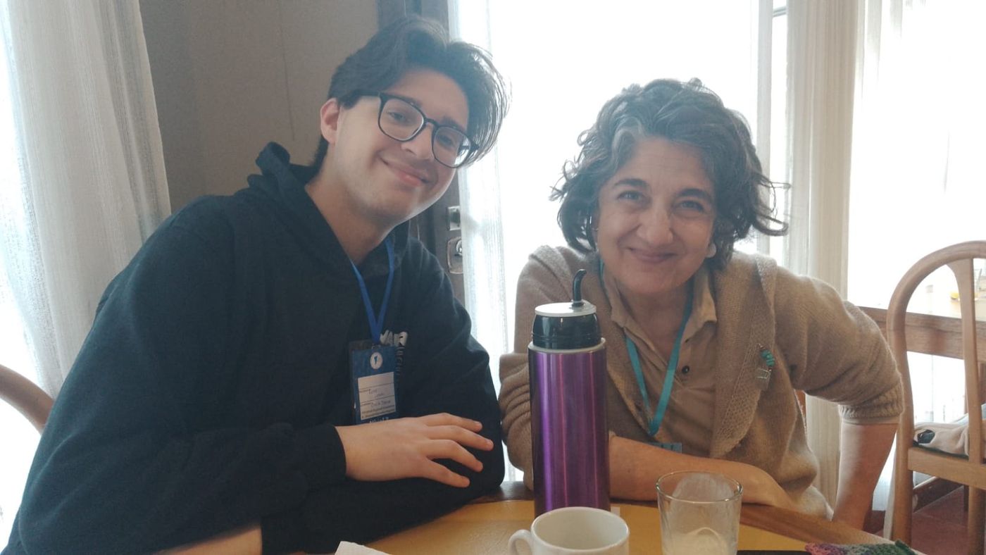 Tomás Agustín Lopreite junto a su mamá