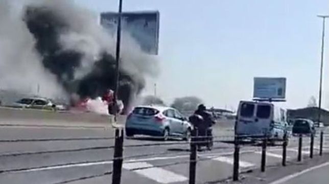 video: tension por el incendio de un auto en plena autopista la plata-buenos aires