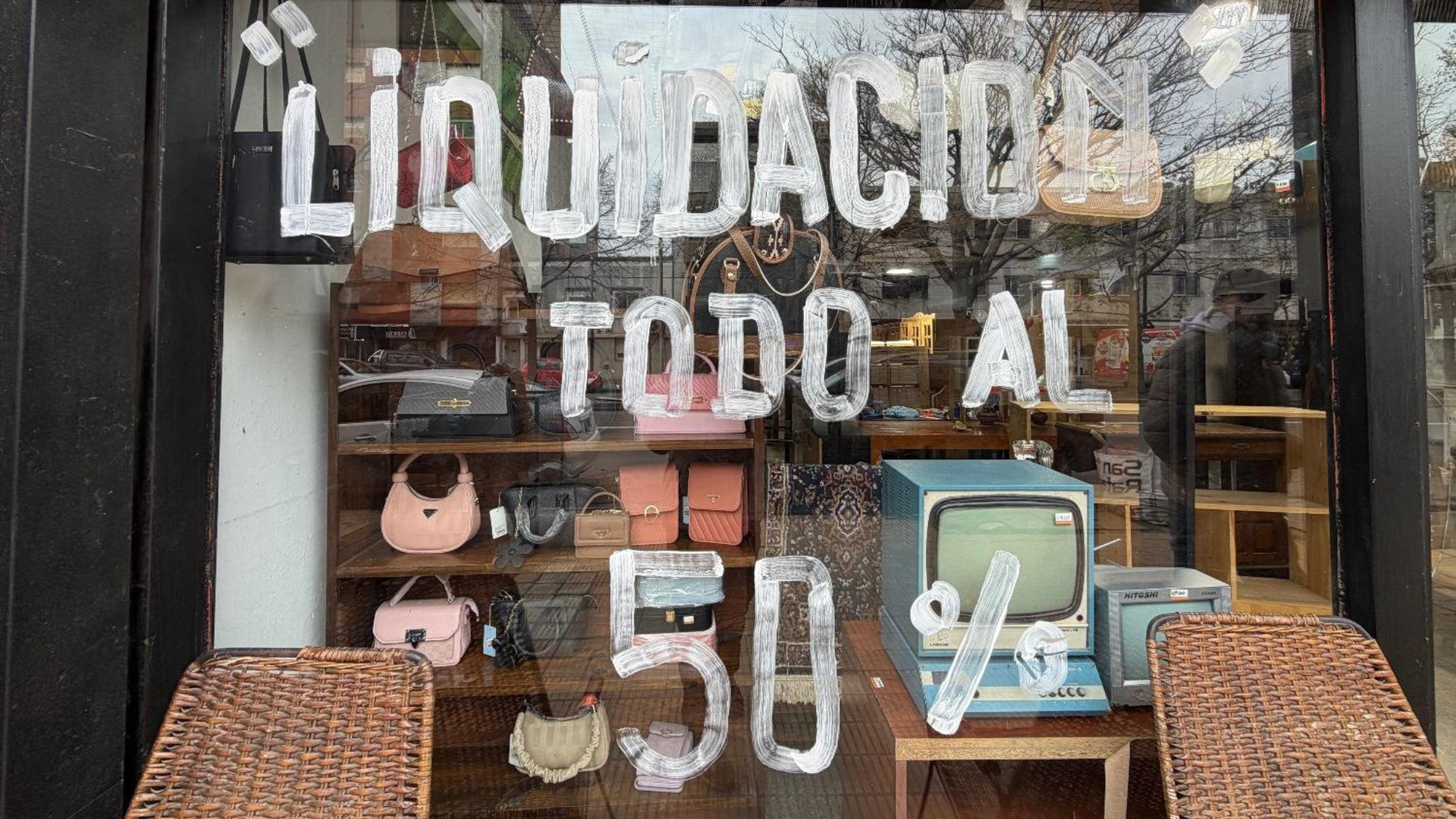 Un local de compra y venta de La Plata anunció su cierre y liquidará todo al 50%