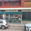 Delincuentes armados asaltaron una cafetería y escaparon con el auto del dueño