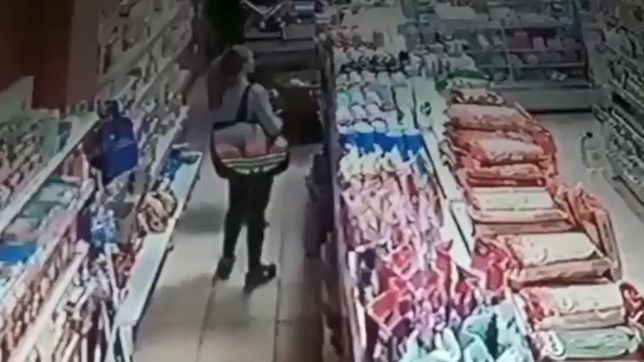 video: entro a un super de la plata con una nena, escondio mercaderia en el bolso y se fue sin pagar