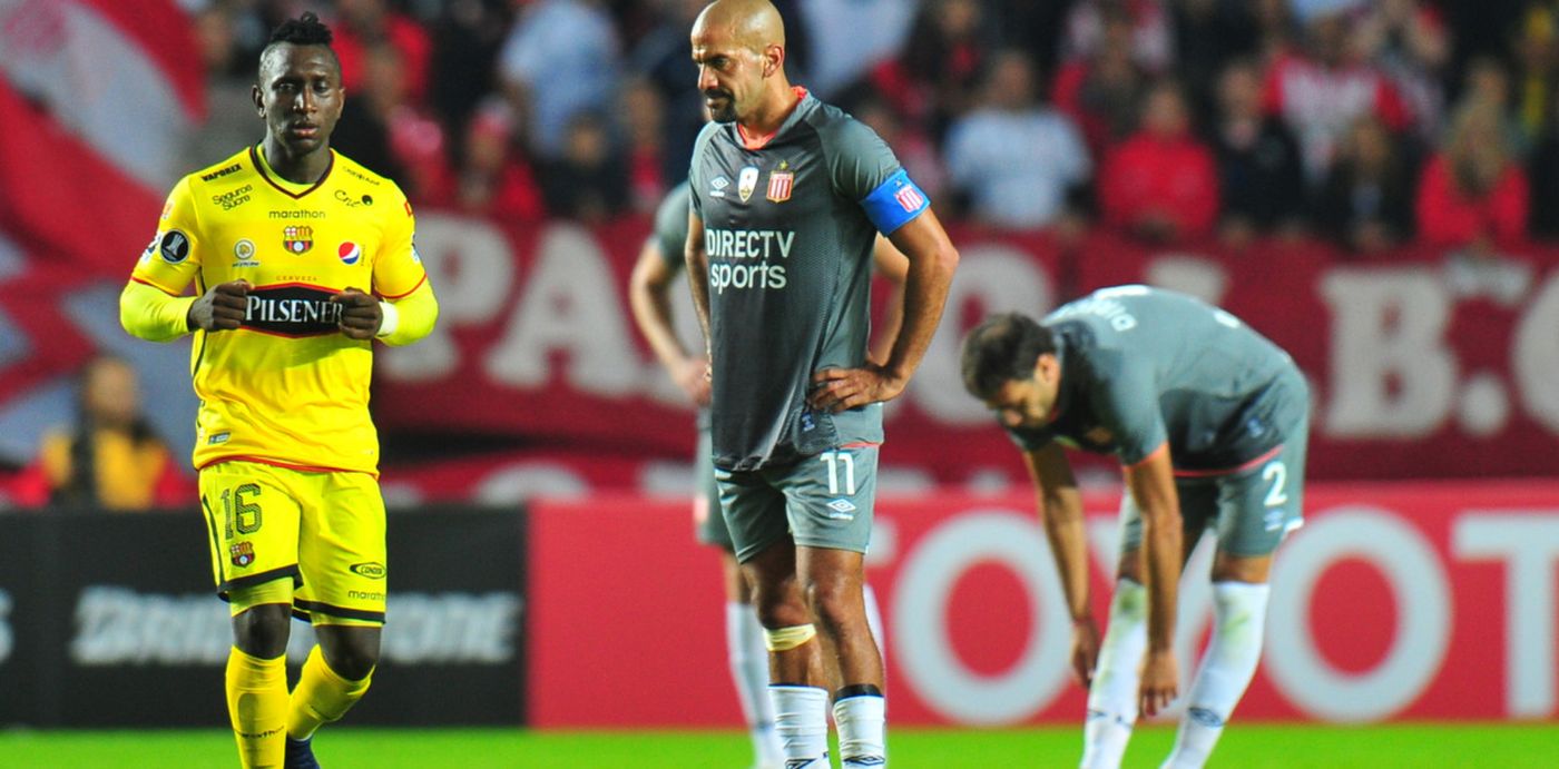 Estudiantes Barcelona Ecuador Verón Copa Libertadores.jpg