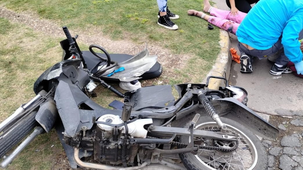Una motociclista chocó contra un flete en Camino Centenario y se salvó de milagro