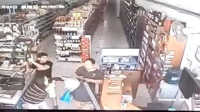 golpes y tension en un super chino: quiso robar cinco botellas de whisky y casi lo linchan