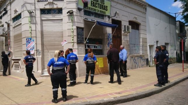clausuraron su local por irregularidades y reacciono atacando a fierrazos a los agentes
