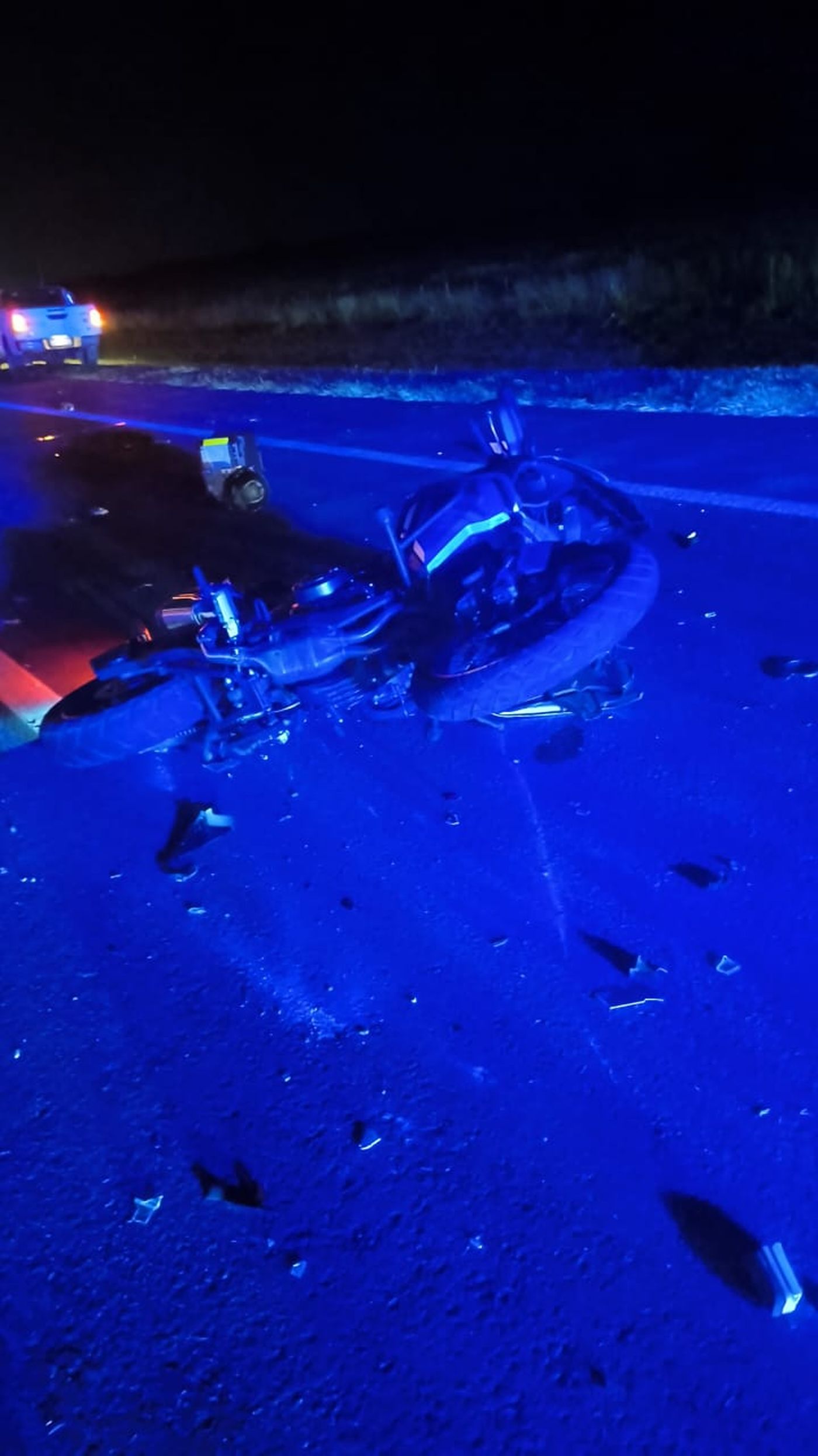 La moto en la que circulaban las víctimas por la Ruta 2 quedó completamente destruida