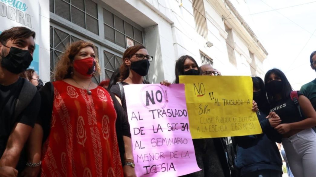 La comunidad educativa del Comercial San Martín marchó contra el traslado del colegio