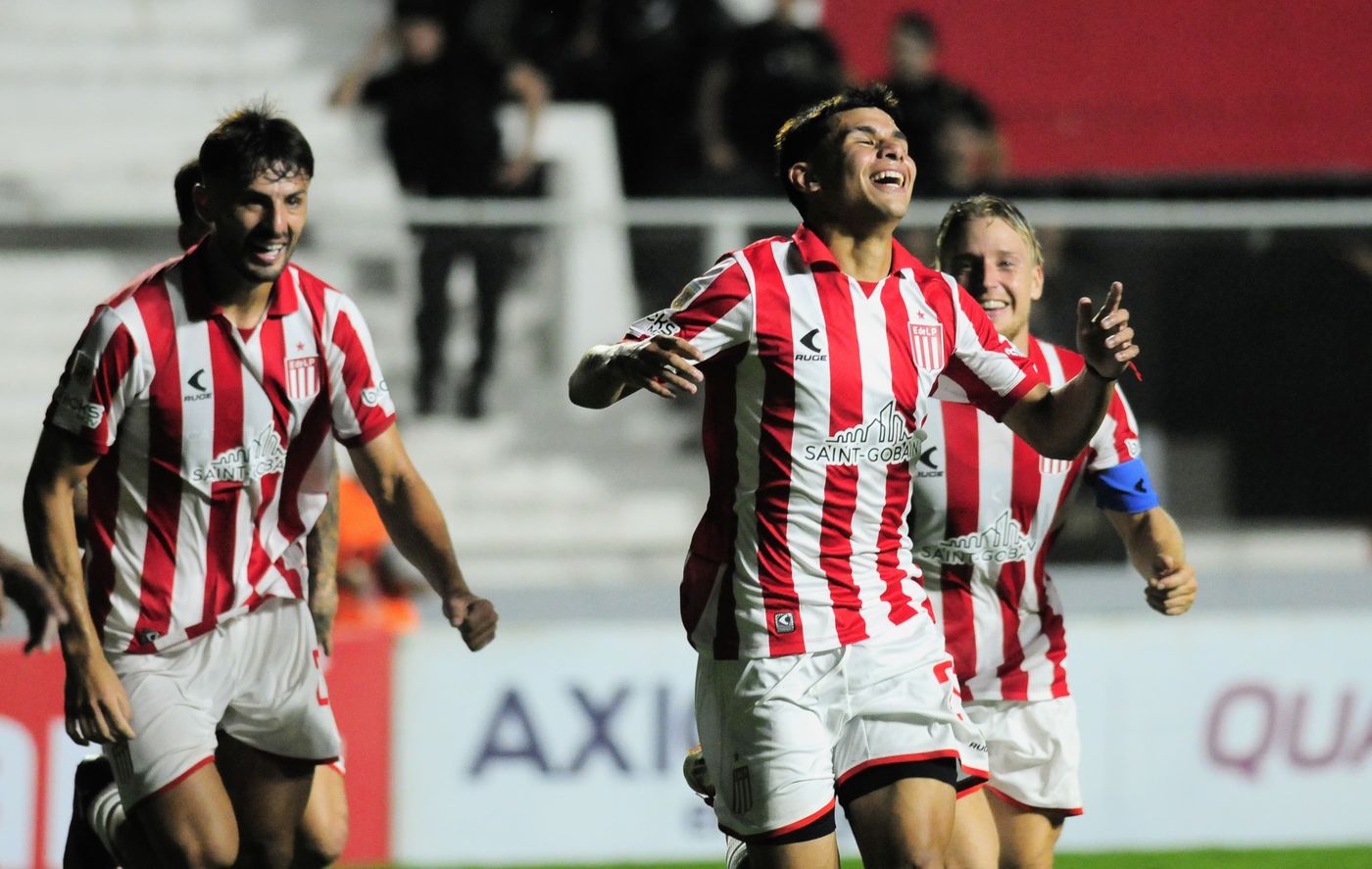 Estudiantes Sarmiento de La Banda Pérez festejo gol.jpg