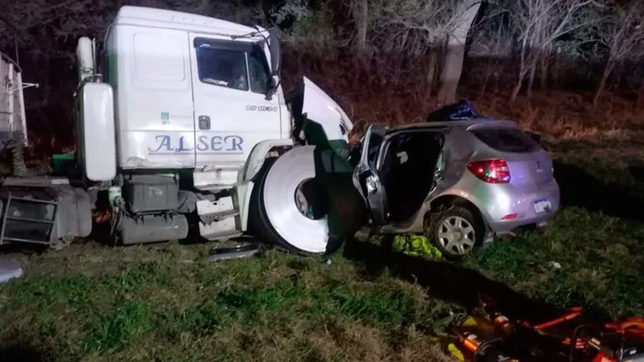 una familia de la plata choco de frente contra un camion y tres personas murieron