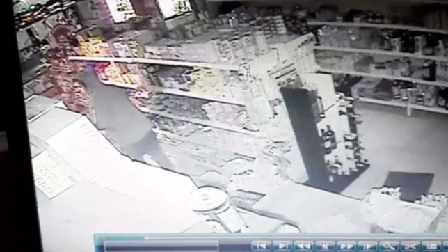 video: entraron a un comercio de city bell, robaron mercaderia y escaparon corriendo
