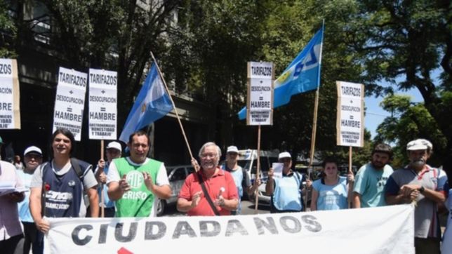 mas de 500 platenses pasaron por las puertas de edelap y firmaron contra el tarifazo