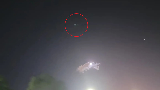 fotografiaron el misterioso objeto en forma de boomerang que sobrevolo la ciudad