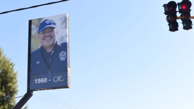 el homenaje a maradona en una de las avenidas de los hornos
