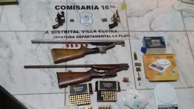 armas, chalecos y drogas: cayo un delincuente que integraba una banda de falsos policias