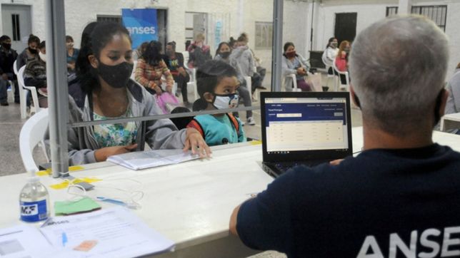 anses comienza a pagar el plus de 7.000 pesos para beneficiarios de la auh