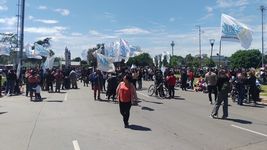 organizaciones sociales cortaron el transito en la rotonda de la autopista con una olla popular organizaciones sociales cortaron el transito en la rotonda de la autopista con una olla popular