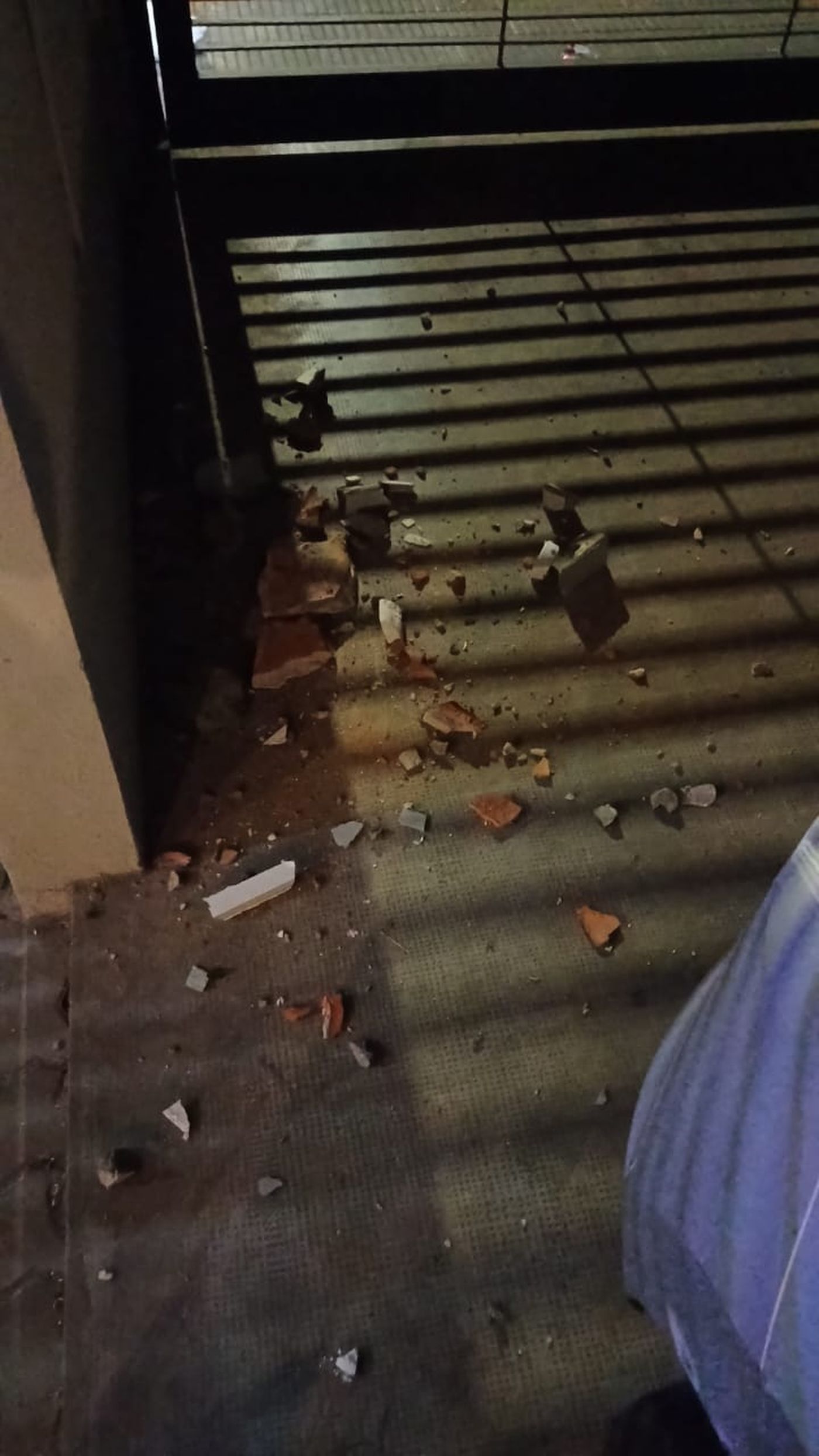 Vecinos de un edificio de La Plata culpan a la administración por un robo de madrugada.