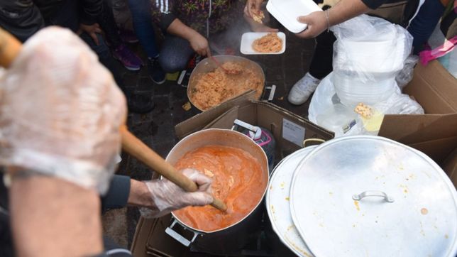 los barrios de la plata, berisso y ensenada copan plaza moreno con una masiva olla popular