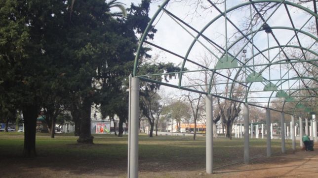 videos: denuncian que en una plaza de la plata andan borrachos, drogados y haciendo fuego