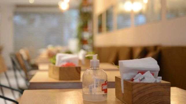 mesas para cuatro, reservas y alcohol en gel: asi reabriran los restaurantes de la plata