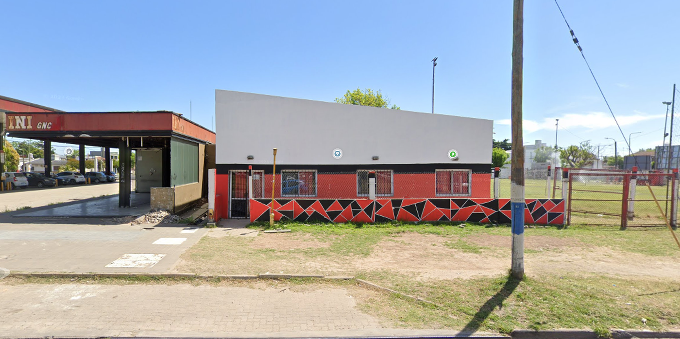 El club denuncia que la estación de servicio abandonada funciona de 