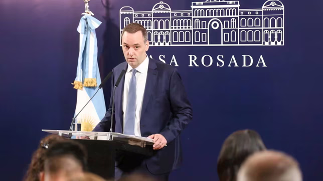 sin dar detalles de su situacion judicial, adorni retomo las conferencias con anuncios