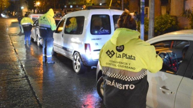 detuvieron a una mujer por falsificar licencias de conducir y buscan a su esposo en la plata