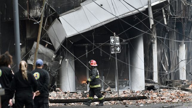 asi fue el instante en que se derrumbo el deposito que se incendio en pleno centro de la plata
