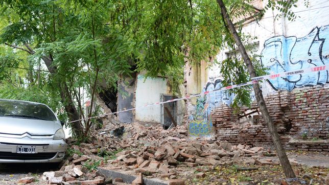 se derrumbo parte de una casa abandonada y un auto termino bajo los escombros