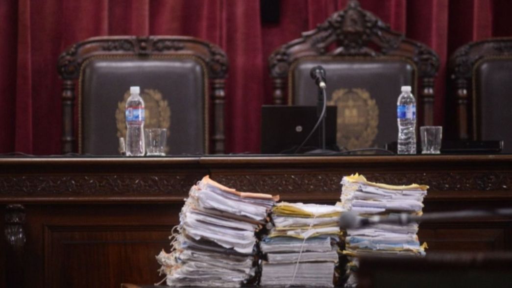 Un preso intentó apuñalar y matar a una fiscal en medio de un juicio