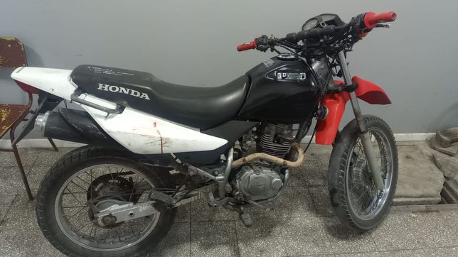 un joven de 19 anos termino internado en la plata tras caerse de una moto por hacer wheelie