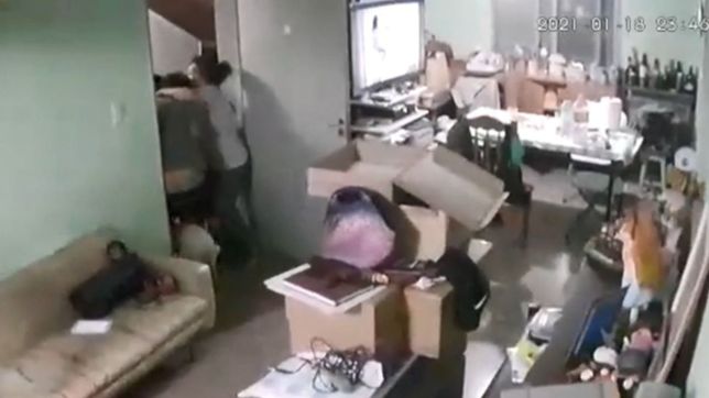 el conmovedor video de una familia que se abrazo bajo una puerta por el sismo en san juan