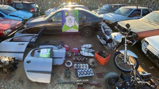 allanaron un desarmadero de berisso y los atacaron con un mouse y un teclado