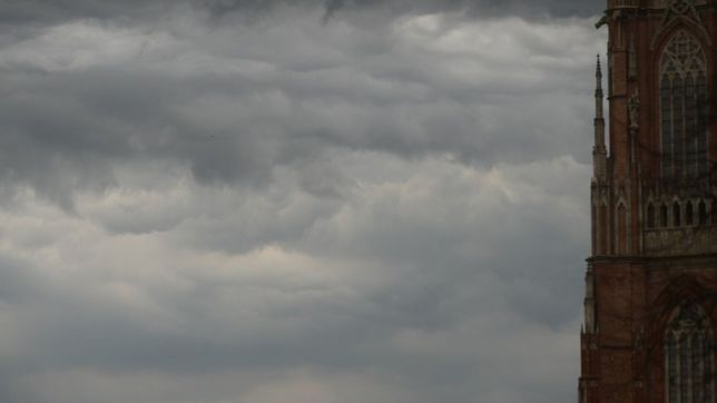 lanzan advertencia por tormentas fuertes en la plata durante la madrugada