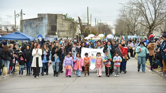 con un desfile y shows musicales: altos de san lorenzo festejo su 33° aniversario a todo color