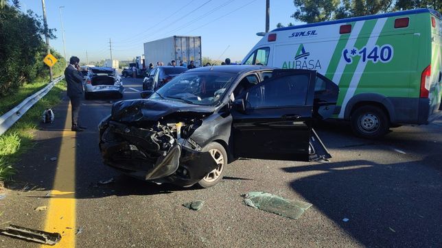 un impactante choque en cadena entre siete vehiculos causo un caos de transito en la autopista