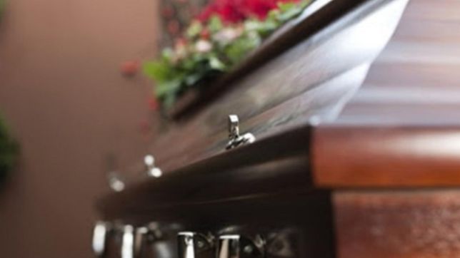 la velaban pero estaba viva: me impacto ver a mi mama en el cajon con los ojos abiertos