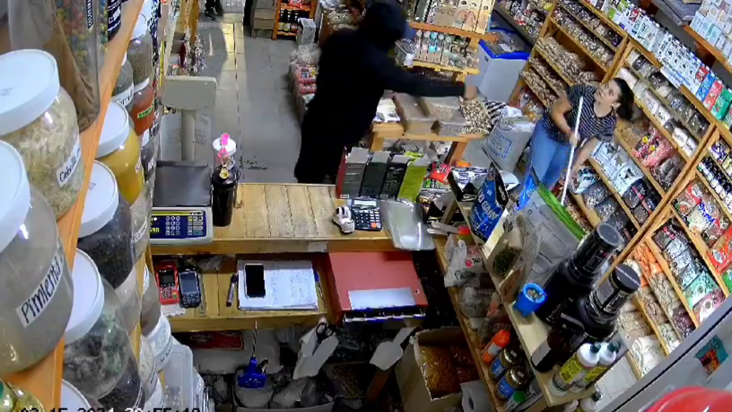 Tres ladrones armados causaron pánico en una dietética del centro de La Plata