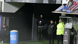 la imagen de juan sebastian veron presente en uno junto a estudiantes
