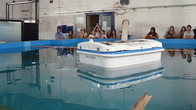 la unlp creo un robot capaz de limpiar residuos e hidrocarburos flotando en el agua