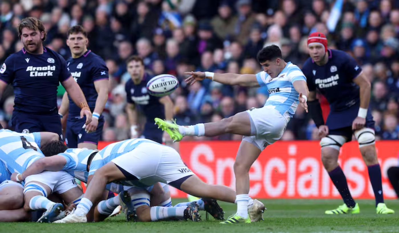 Los Pumas en acci&oacute;n ante Escocia.