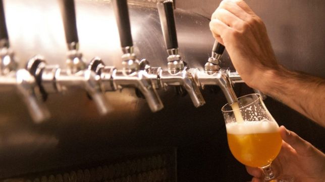 preocupacion entre duenos de cervecerias y bares por el apriete del gremio de patovicas