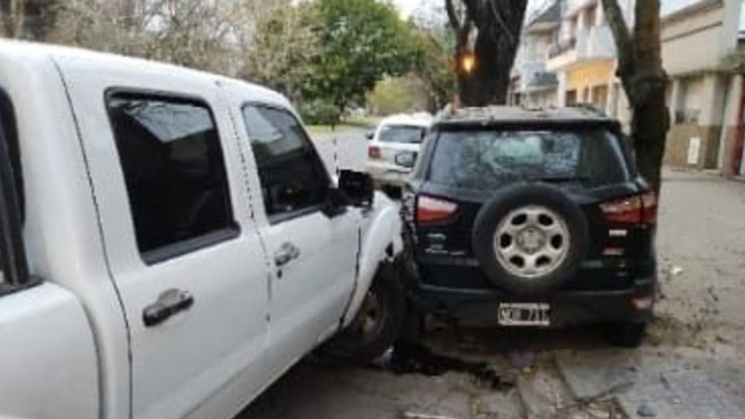 VIDEO: Un agente municipal chocó con una camioneta oficial mientras volvía de un control