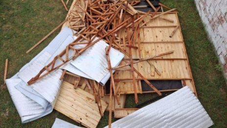 El viento destruyó una casa en construcción y dejó a una familia sin nada El viento destruyó una casa en construcción y dejó a una familia sin nada