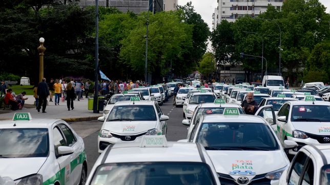 taxistas de la plata, en estado de alerta y movilizacion por el proyecto sobre transporte ilegal