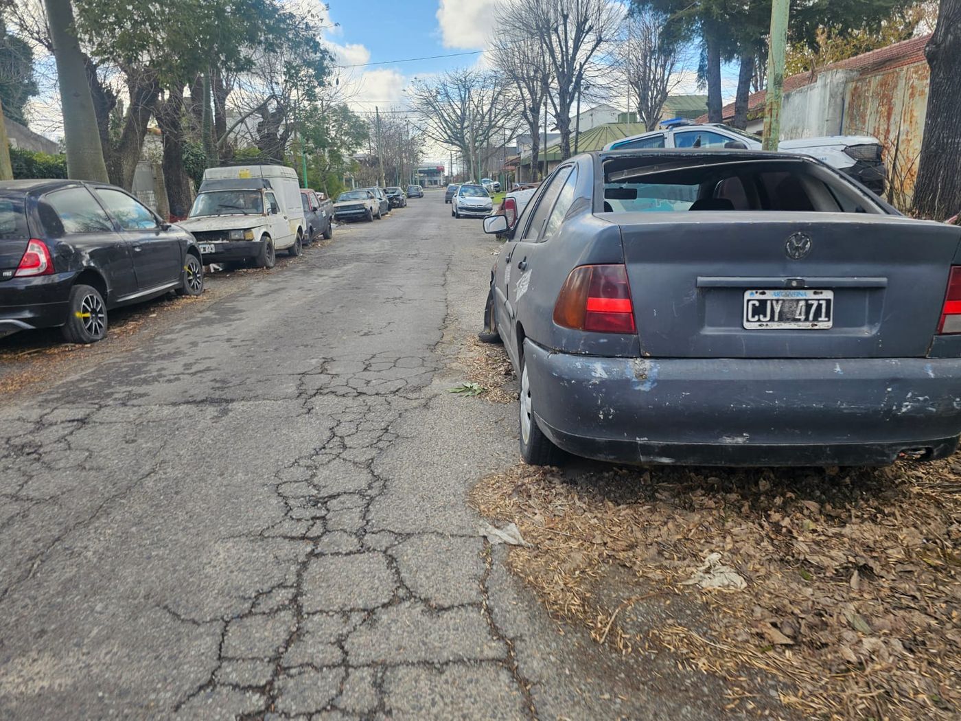 Vecinos denuncian el abandono de autos secuestrados en Tolosa que obstruyen calles.  